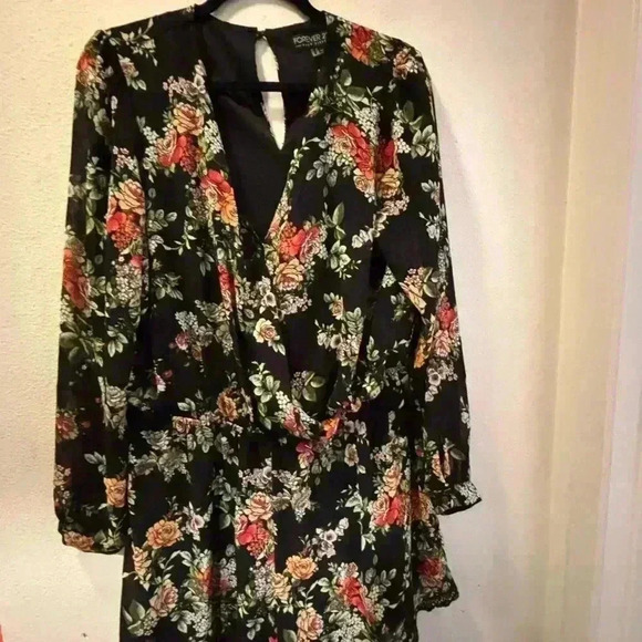 Forever 21 shorts romper/long sleeve - Picture 1 of 5